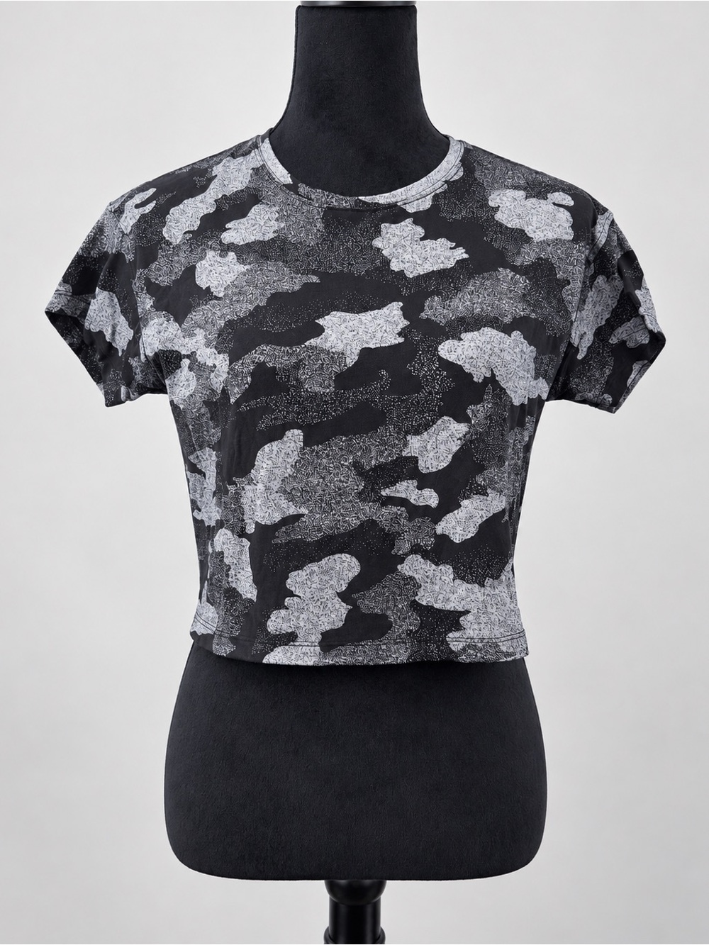 Lululemon Cates Tee Train Size 4 Black Gray Camo Cropped Short Sleeve Top
